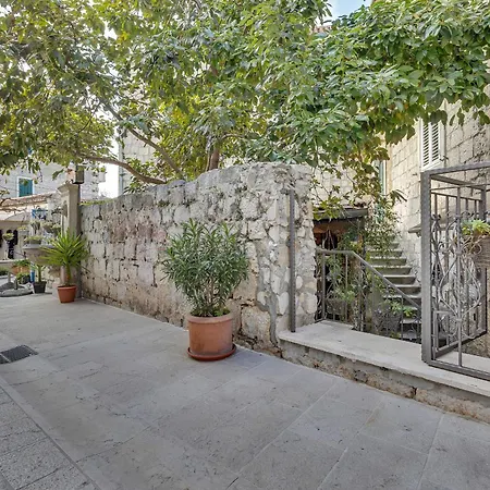 Luxury Palace マカルスカ