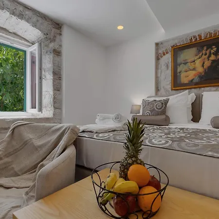 Luxury Palace マカルスカ