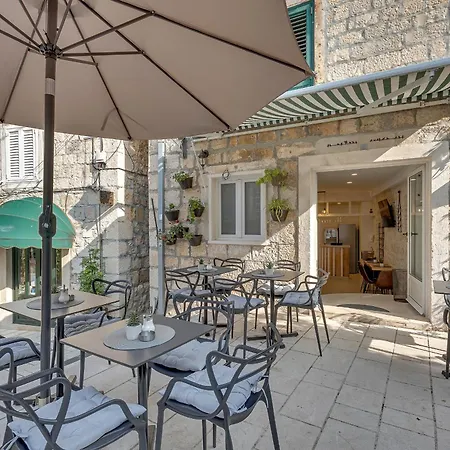 Luxury Palace マカルスカ