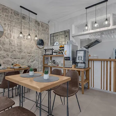 Luxury Palace krevet i doručak Makarska