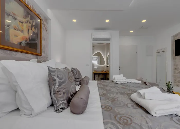 Luxury Palace Bed & Breakfast 4*