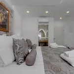 Luxury Palace Panzió 4*
